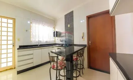 Casa para alugar em Jardim Dalla Costa de 125.00m² com 2 Quartos, 1 Suite e 2 Garagens