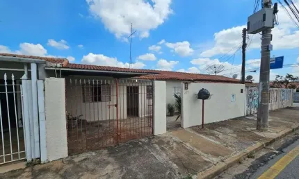 Casa para venda e aluguel em Vila Perseu Leite De Barros de 50.00m² com 3 Quartos e 2 Garagens