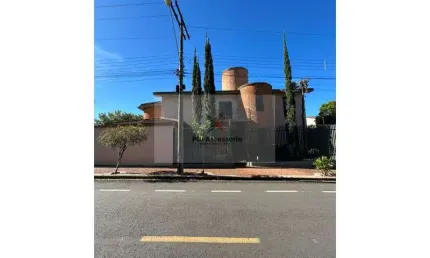 Casa para alugar em Jardim Maria Cândida de 365.00m² com 3 Quartos, 1 Suite e 4 Garagens