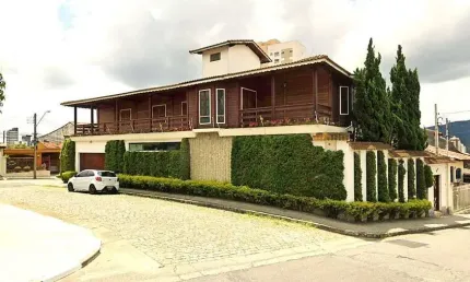 Casa para venda em centro de 400.00m² com 4 quartos, 4 suites e 2 garagens