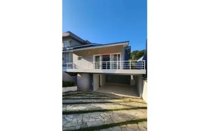 Casa para alugar em Parque Residencial Itapeti de 270.00m² com 3 Quartos, 3 Suites e 6 Garagens
