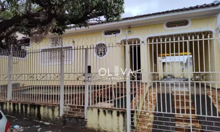 Casa para venda em Vila Maceno de 140.00m² com 3 Quartos, 2 Suites e 4 Garagens