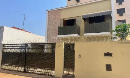 Casa para alugar em Centro de 241.00m² com 4 Quartos e 4 Garagens