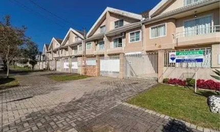 Casa para alugar em Novo Mundo de 144.00m² com 3 Quartos, 1 Suite e 2 Garagens