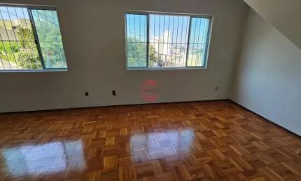 Casa para alugar em Centro de 100.00m² com 2 Quartos e 2 Garagens