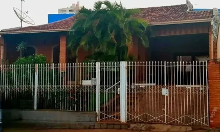 Casa para alugar em Centro de 197.00m² com 3 Quartos, 1 Suite e 2 Garagens
