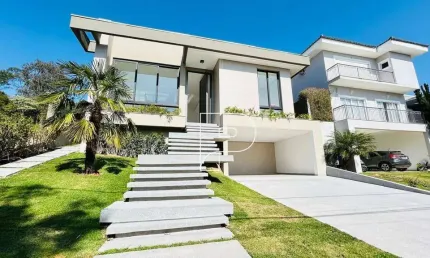 Casa de Condomínio para venda em Granja Viana de 350.00m² com 4 Quartos, 4 Suites e 5 Garagens