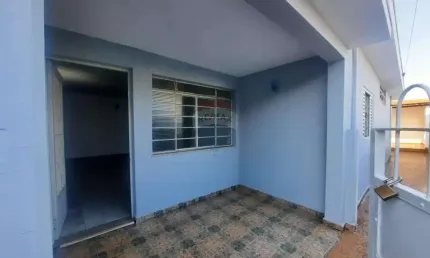 Casa para alugar em Jardim Centenário de 70.00m² com 2 Quartos e 1 Garagem