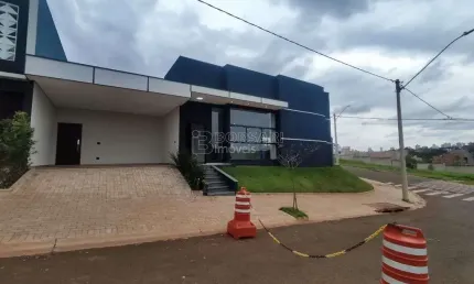 Casa de Condomínio para venda em Parque Laranjeiras de 150.00m² com 3 Quartos, 1 Suite e 4 Garagens
