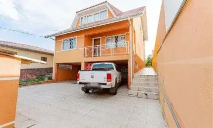 Sobrado para venda em Portão de 226.00m² com 3 Quartos, 1 Suite e 6 Garagens