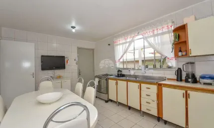 Casa para venda em Santa Cândida de 240.00m² com 4 Quartos e 5 Garagens