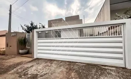 Casa para venda em Jardim Maria Martha de 305.00m² com 3 Quartos, 1 Suite e 4 Garagens