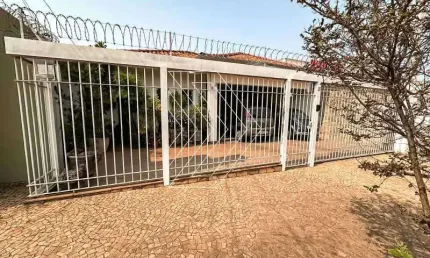 Casa para venda em Jardim Maria Izabel de 215.00m² com 3 Quartos, 1 Suite e 2 Garagens