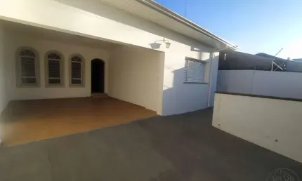 Casa para venda em Vila Nova Botucatu de 190.00m² com 4 Quartos, 1 Suite e 3 Garagens
