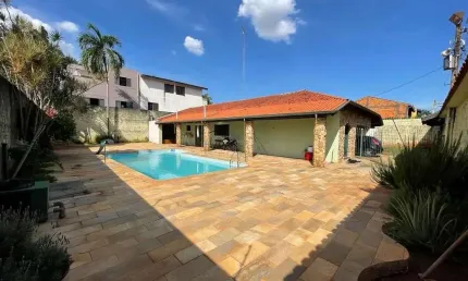 Casa para venda em Parque Via Norte de 187.00m² com 2 Quartos, 1 Suite e 5 Garagens