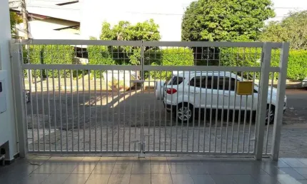 Casa para alugar em Jardim Maria Izabel de 200.00m² com 4 Quartos, 2 Suites e 4 Garagens
