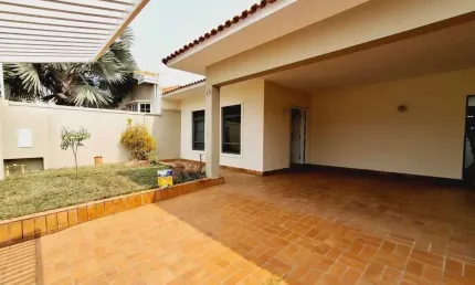 Casa para alugar em Jardim Maria Izabel de 250.00m² com 3 Quartos, 1 Suite e 2 Garagens