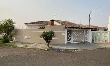 Casa para alugar em Jardim Portal Do Sol de 250.00m² com 3 Quartos, 1 Suite e 2 Garagens