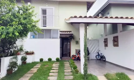 Casa de Condomínio para alugar em Centro de 121.00m² com 2 Quartos, 1 Suite e 2 Garagens