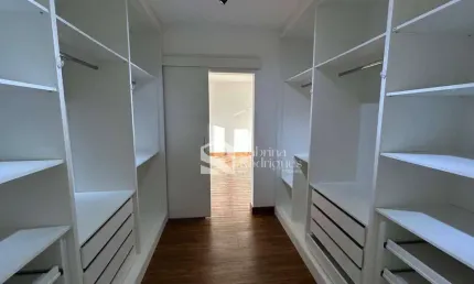 Sobrado para venda e aluguel em Condomínio Maria Dulce de 278.00m² com 3 Quartos, 3 Suites e 2 Garagens