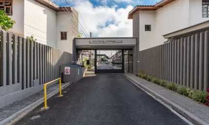 Sobrado para venda em Boqueirão de 90.00m² com 4 Quartos e 2 Garagens