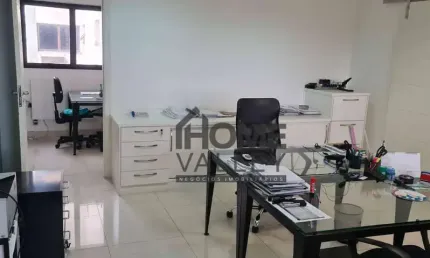 Sala comercial para venda em centro de 100.00m² com 2 garagens