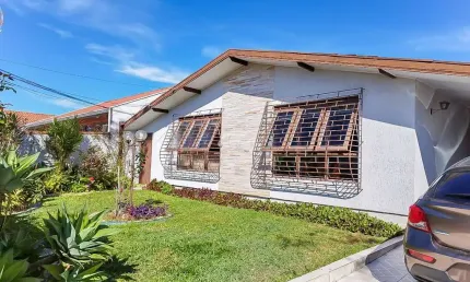 Casa para venda em Bacacheri de 300.00m² com 4 Quartos, 1 Suite e 2 Garagens