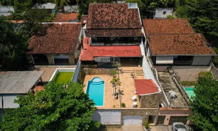 Casa de Condomínio para venda em Jacarepaguá de 453.00m² com 5 Quartos, 2 Suites e 2 Garagens