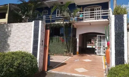 Casa para venda em Santa Felicidade de 389.00m² com 2 Quartos, 1 Suite e 3 Garagens