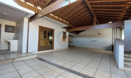 Casa para venda em centro de 244.00m² com 4 quartos, 2 suites e 4 garagens