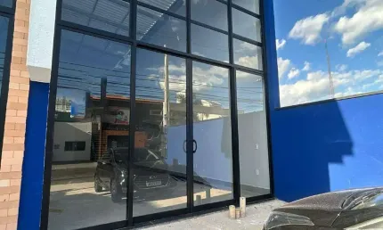 Sala comercial para alugar em centro de 177.00m² com 4 garagens