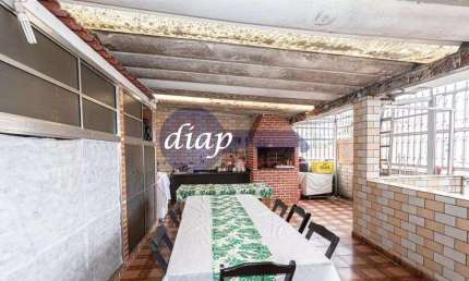 Ótimo sobrado na Vila Dona Sara com  3 dormitórios, sendo 2 suítes, copa e cozinha com armários embutidos, sala ampla, 3 banheiros no total, quintal,