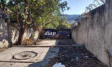 Ótimo terreno no Jardim Peri com 400 metros quadrados, com  pequena edícula de 2 dormitórios, 1 banheiro e cozinha conjugada com a sala. O imóvel está