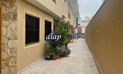 Lindo sobrado com 195 m² em condomínio fechado divididos em 3 quartos, sendo 1 suíte, sala para 2 ambientes, cozinha espaçosa, 3 banheiros, lavanderia