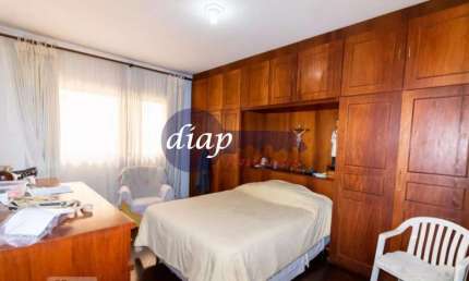 Excelente casa no Parque Novo Mundo com 5 dormitórios com armários embutidos, sendo 5 suítes, sala de estar com lareira, sala de jantar com jardim de