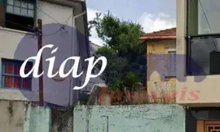 Terreno com 4 metros de frente, 19,80 metros do lado direito, 25,10 metros do lado esquerdo, 13,85 metros de fundo e um total de 172,60 metros. Docume