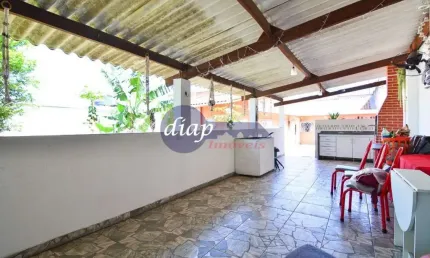Excelente casa térrea no bairro Parque Peruche, toda reformada com 2 dormitórios, sendo 1 suíte com armários planejados, ampla cozinha, sala ampliada