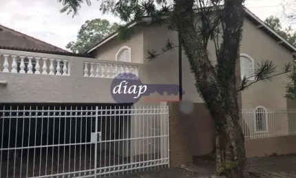 Excelente sobrado no bairro Jardim Floresta com 4 dormitórios, sendo 1 suíte, copa e cozinha com armários planejados, sala para 2 ambientes com lareir