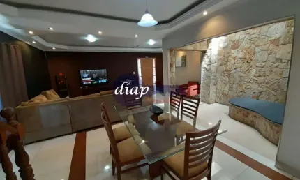 Lindo sobrado com 262 m² divididos em 3 andares, sendo: 6 banheiros, sala de estar, sala de jantar, lavado, cozinha ampla, despensa com armário em alv
