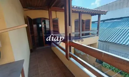 Lindo sobrado com 4 quartos em cima, sendo 1 suíte, e 1 banheiro. na parte inferior temos a sala ampla, cozinha e mais um banheiro. o terreno possui m