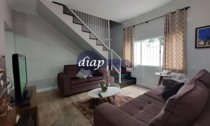 Lindo sobrado com 4 dormitórios, sala, cozinha, 2 banheiros e 2 vagas. Imóvel amplo, tudo muito conservado, sem nenhum problema estrutural. Excelente