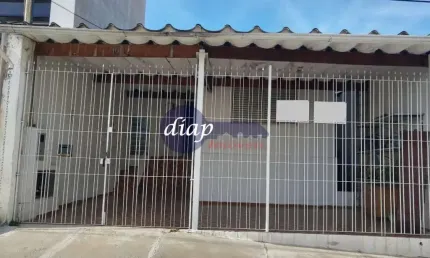 Casa térrea com cozinha ampla, 2 dormitórios amplos, 2 banheiros, lavanderia, edícula nos fundos e 3 vagas de garagem. documentação regularizada