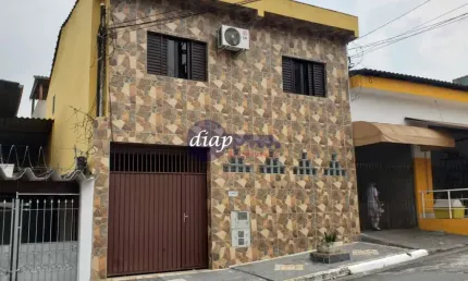 Lindo imóvel com 3 casa. A primeira casa é um sobrado com 3 dormitórios, sendo 1 suítes, lavanderia, cozinha, sala, garagem para 1 carro e espaço para