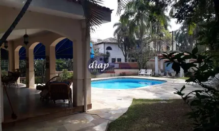 Linda Casa com 3 pavimentos, 5 suítes no andar de cima, lavabo, 2 banheiros de empregada, 3 banheiros no vestiário, 2 quartos de empregada,1 aposento