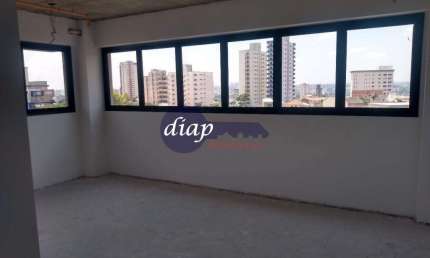 Ótima sala comercial em vila Assunção com 37 metros quadrados, 1 banheiro e 1 vaga de garagem. Prédio totalmente novo, ótima localização atrás do hosp