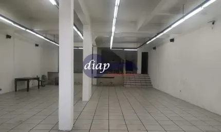 Ótimo prédio comercial no centro de Santo André com 2 salões grandes, 1 cozinha, área de serviço e no terceiro piso mais 2 salas e 1 salão. O Imóvel e