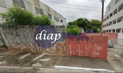 Terreno com 15 metros de frente por 31 metros de fundos. Praticamente plano, leve declive, parte com construção antiga, sem ônus. Ótimo para construir