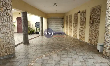 Linda casa com 5 quartos, sendo 3 suíte, mais um banheiro e um lavabo em cima. em baixo, salão de festas com banheiro, churrasqueira, pias e um apto c