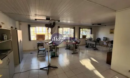 Excelente casa comercial no Cambuci com 2 andares, no térreo 1 cozinha, 3 salas, 1 galpão, 1 banheiro, duas entradas, uma para pedestres e outra para