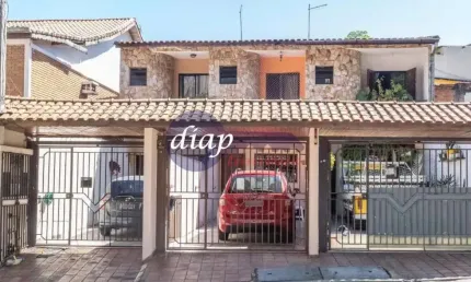 Ótimo sobrado com 3 dormitórios, sendo 1 suíte com sacada, 2 vagas grandes, portão automático, quintal com cobertura móvel e churrasqueira, piso em gr